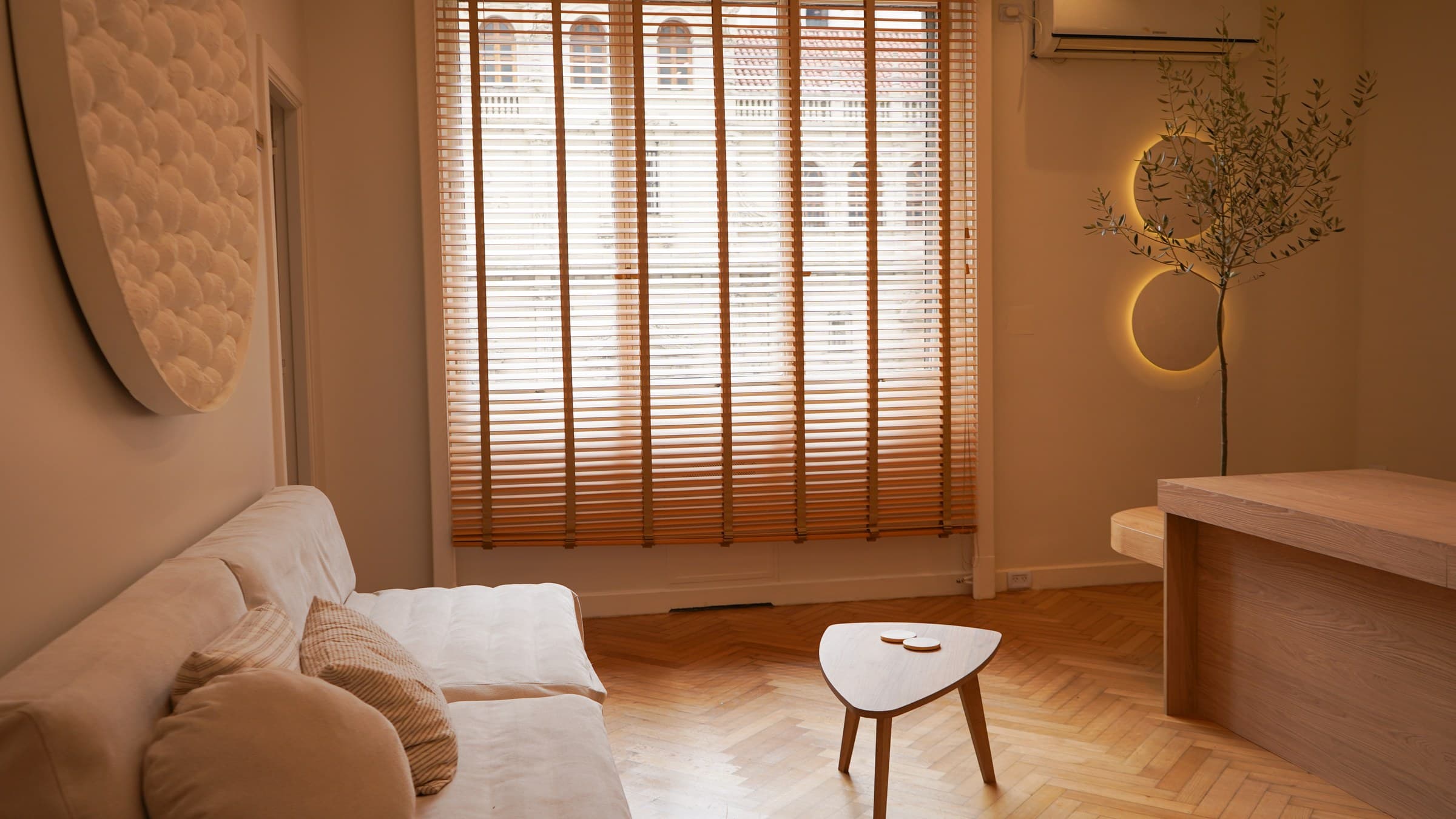 Sala de espera con sillones y luz cálida